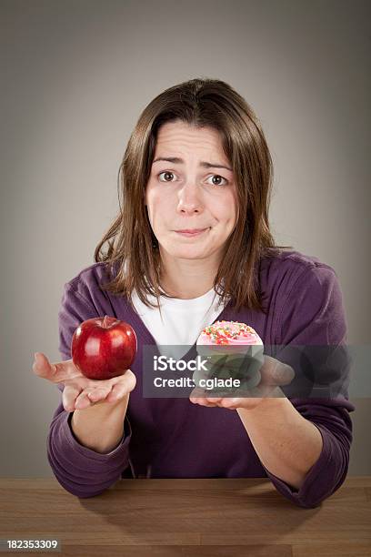 Dieta Dilemma - Fotografie stock e altre immagini di Alimentazione non salutare - Alimentazione non salutare, Alimentazione sana, Paragone