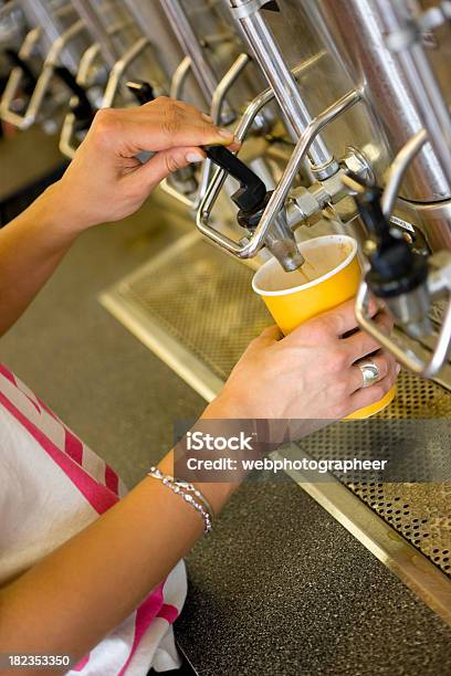 Photo libre de droit de Café Fraîchement Préparé banque d'images et plus d'images libres de droit de Adulte - Adulte, Aliments et boissons, Bar à expresso