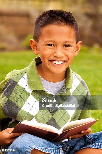 Ragazzo Lettura - Fotografie stock e altre immagini di Bambino - Bambino, Ambientazione esterna, Libro di testo