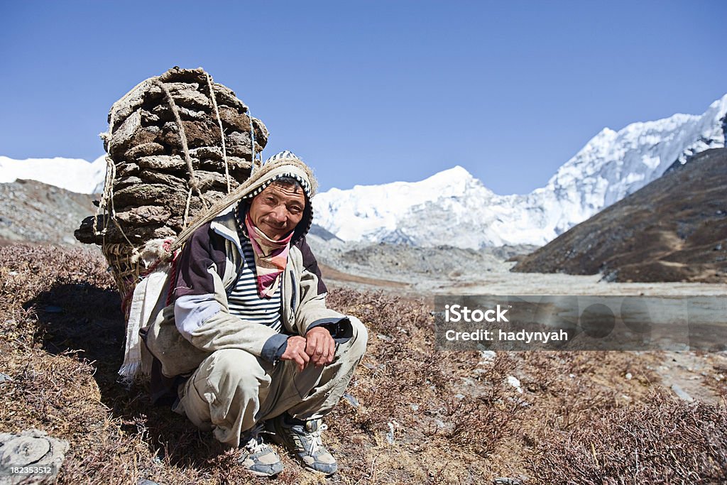 Nepalese porter - Foto stock royalty-free di Sherpa