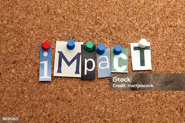 Impacto Pinned En Noticeboard Foto de stock y más banco de imágenes de Impacto - Impacto, Medio ambiente, Una palabra