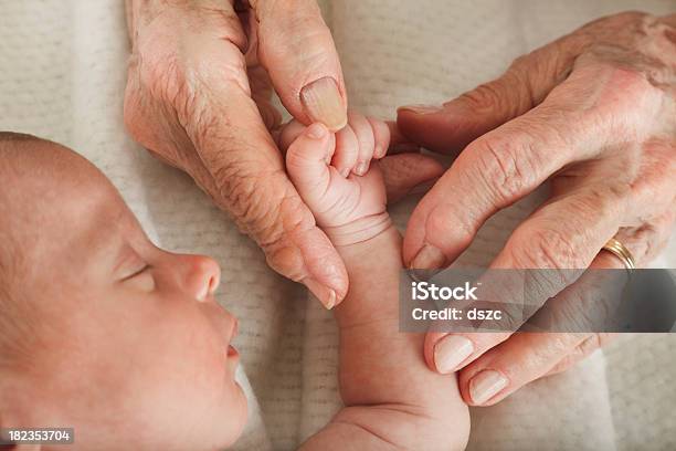 Bisavó Dá Dormir Bebê De Mão - Fotografias de stock e mais imagens de 0-1 Mês - 0-1 Mês, Adulto, Amor