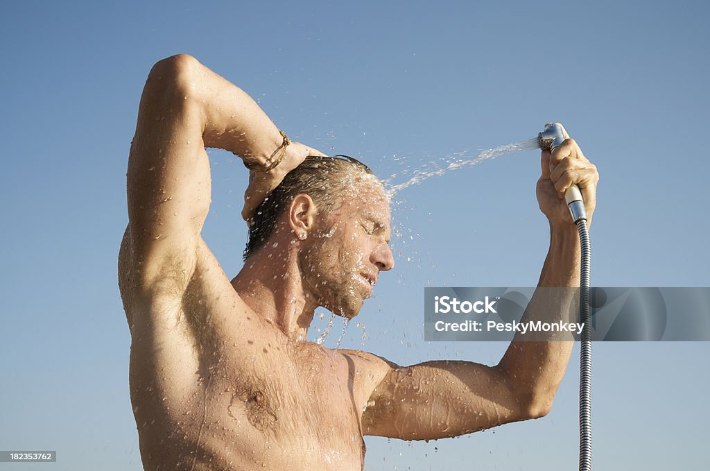 Guy pulverizações si próprio M água do sol - Royalty-free Adulto Foto de stock