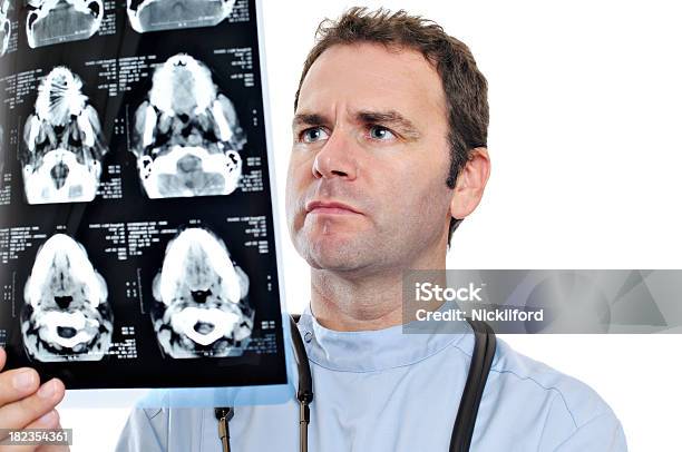 Lekarz Patrząc Na Badania Mri - zdjęcia stockowe i więcej obrazów Analizować - Analizować, Badanie lekarskie, Białe tło