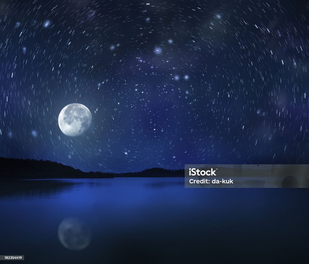 Aumento de la luna sobre el lago - Foto de stock de Estrella del Norte libre de derechos