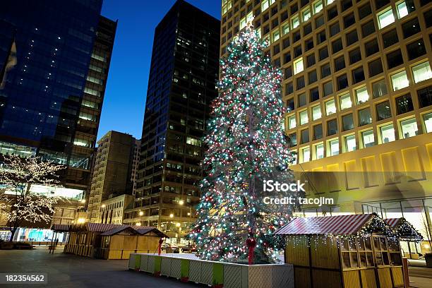 Chicago Albero Di Natale Presso Daley Plaza - Fotografie stock e altre immagini di Chicago - Illinois - Chicago - Illinois, Natale, Albero di natale