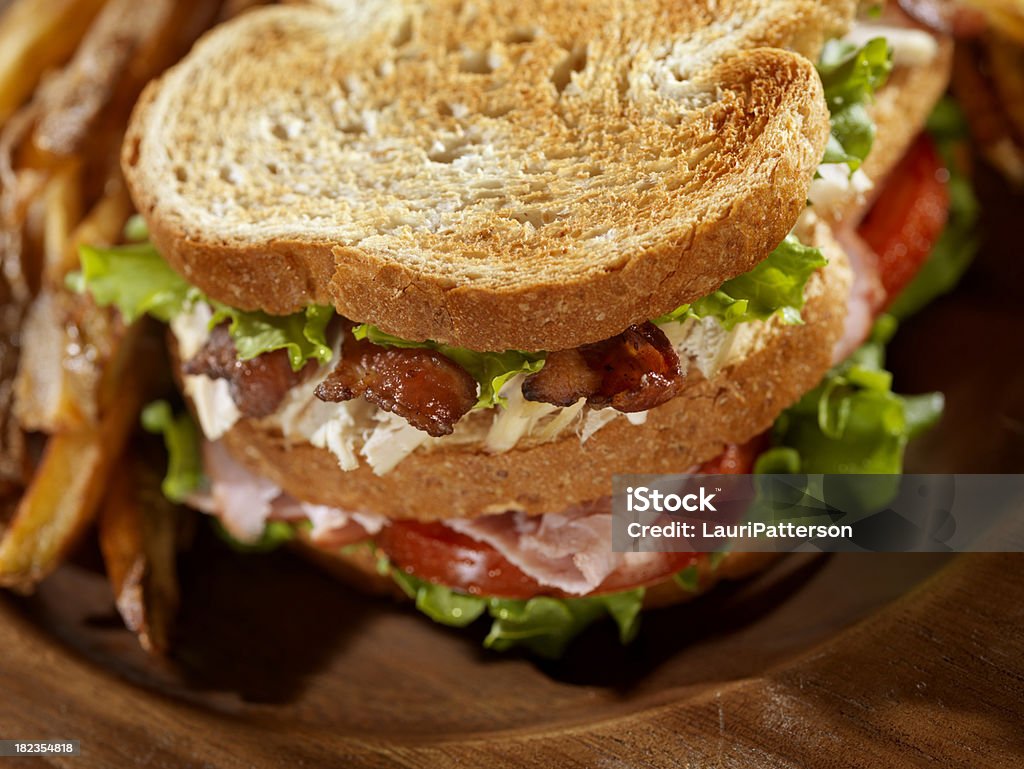 Sándwich caliente con papas fritas - Foto de stock de Bocadillo Club libre de derechos