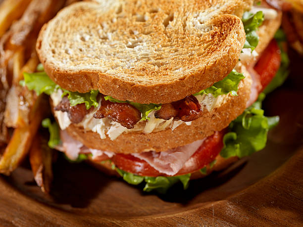torrado sanduíche club com as batatas fritas - sandwich club sandwich ham turkey imagens e fotografias de stock