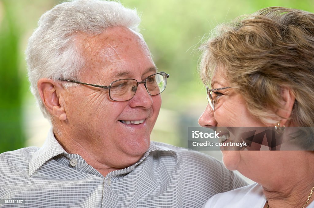 Heureux couple senior en regardant les uns les autres - Photo de Adulte libre de droits