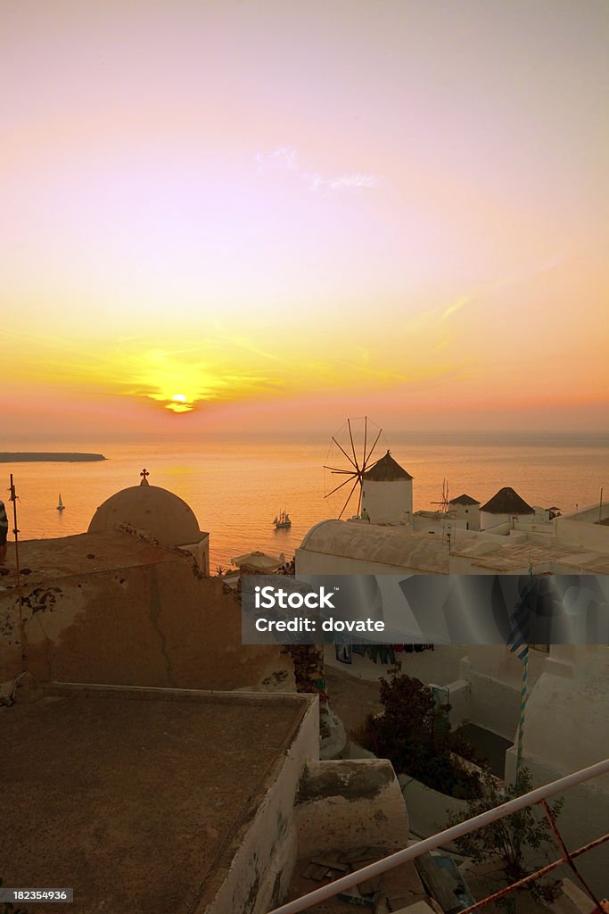 Santori puesta de sol y molino de viento - Foto de stock de Santorini libre de derechos