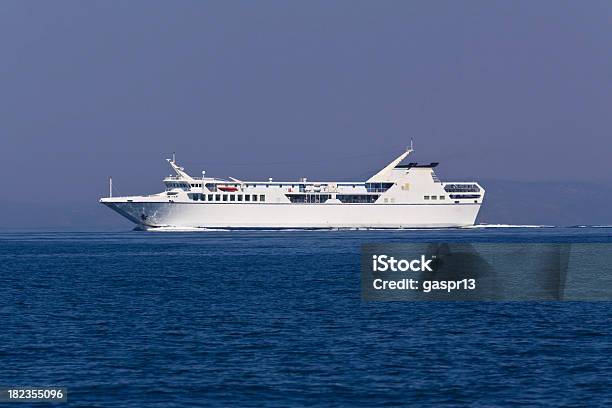 Ferry Interisland Foto de stock y más banco de imágenes de Embarcación marina - Embarcación marina, Perfil - Vista de costado, Buque