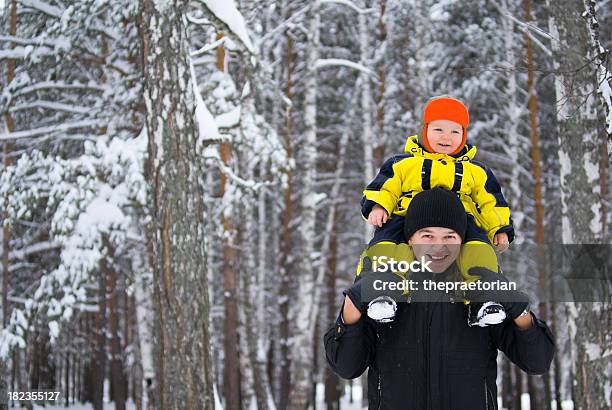 Vater Und Sohn Stockfoto und mehr Bilder von Halten - Halten, Schnee, Schwarz - Farbe