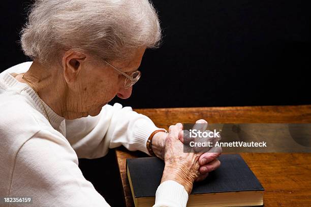 Senior Donna Pregare - Fotografie stock e altre immagini di Adulto - Adulto, Adulto in età matura, Bibbia