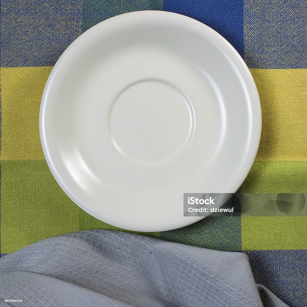 Placca bianca vuota sul tavolo di legno - Foto stock royalty-free di Bianco