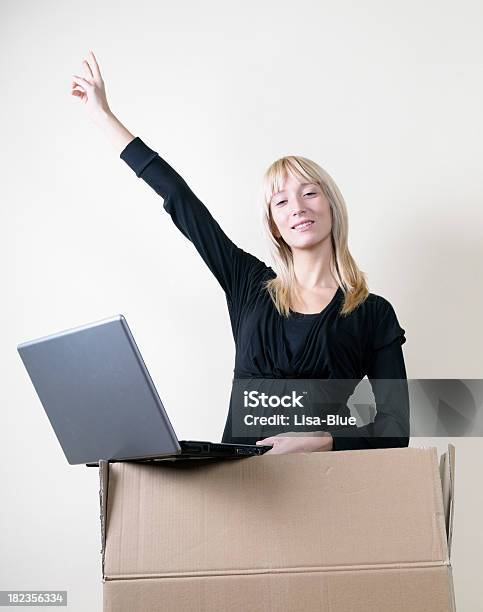 Foto de Garota Digitando Pc Em Caixa De Papelão e mais fotos de stock de 20-24 Anos - 20-24 Anos, Adolescente, Adolescentes Meninas