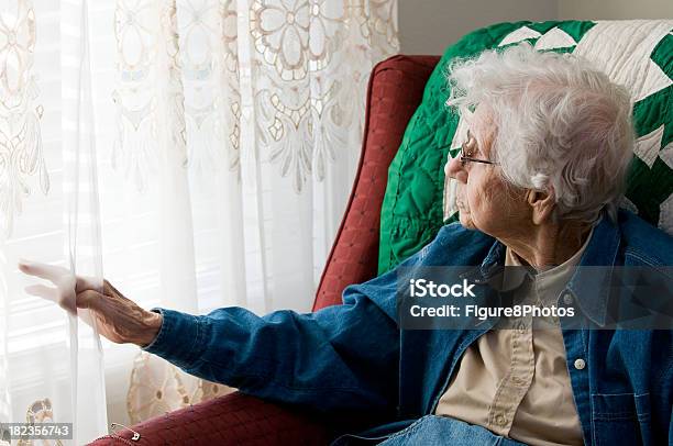Foto de Idosos Mulher Olhando Pela Janela e mais fotos de stock de Cansado - Cansado, Mais de 80 Anos, Mulheres