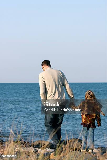 父と娘のビーチ - 1人のストックフォトや画像を多数ご用意 - 1人, 30代, Horizon