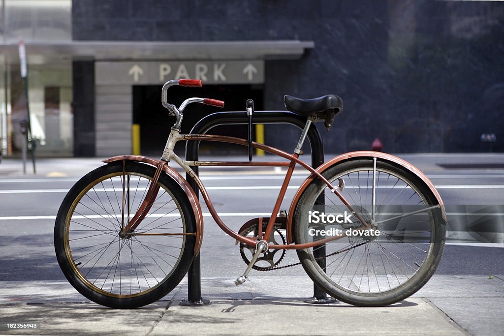 Старый велосипед - Стоковые фото Двухколёсный велосипед роялти-фри