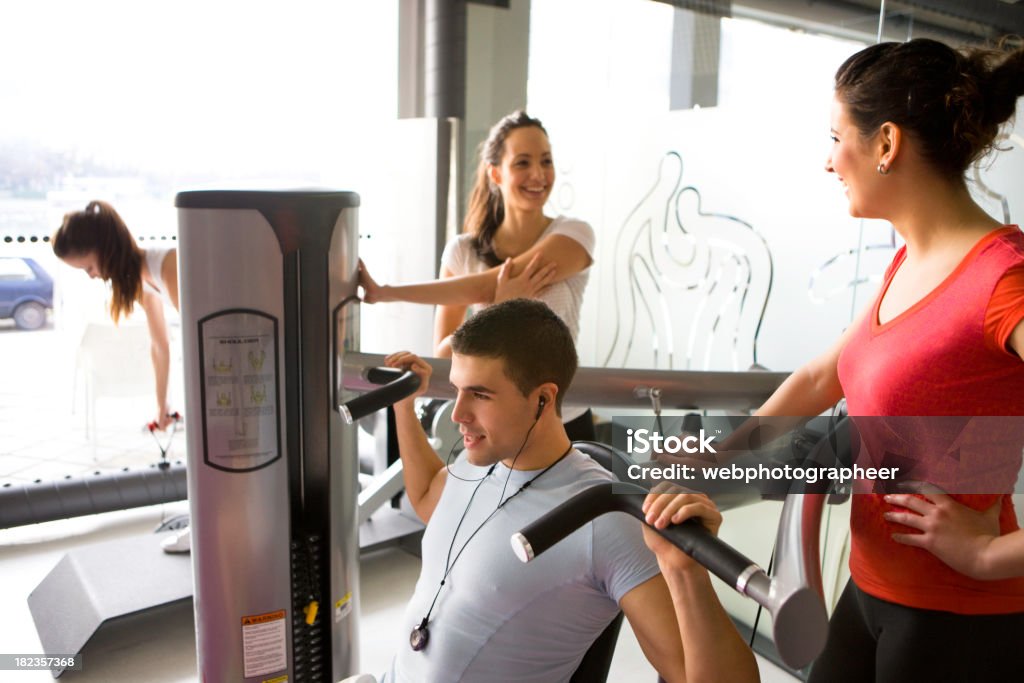 Amis dans la salle de sport - Photo de Activité libre de droits