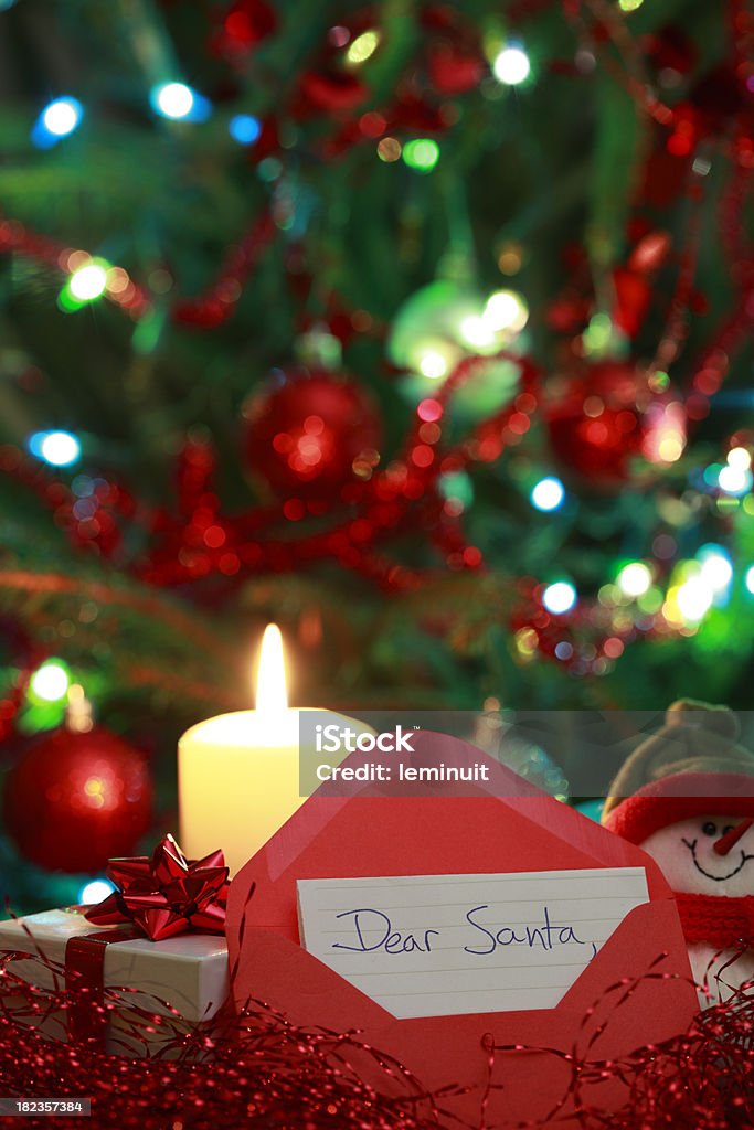 Muñeco de nieve, resent, árbol de Navidad y baubles de las velas. - Foto de stock de Adorno de navidad libre de derechos