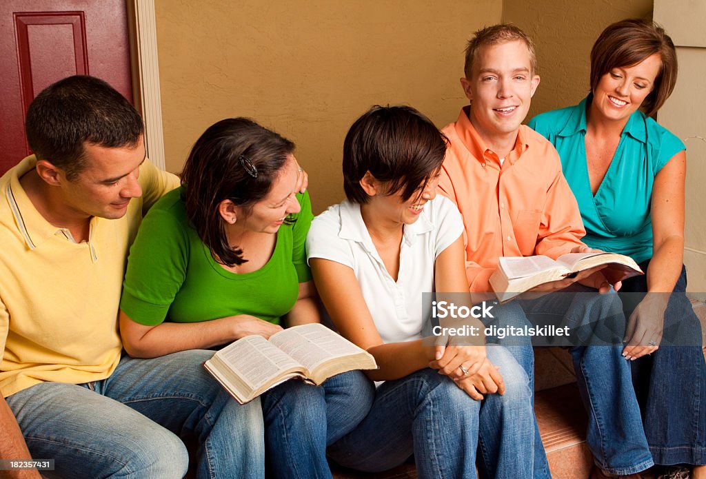 Grande grupo de amigos, leitura - Royalty-free Adulto Foto de stock
