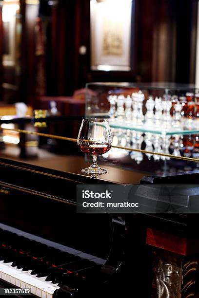 Glas Cognac Stockfoto und mehr Bilder von Klavier - Klavier, Alkoholisches Getränk, Getränk