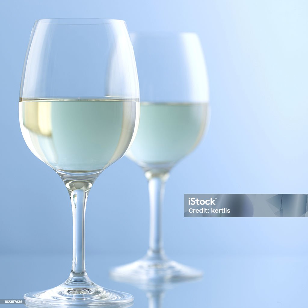 Bicchieri di vino bianco - Foto stock royalty-free di Alchol