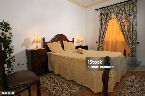 Hotel De Lujo De Un Dormitorio Foto de stock y más banco de imágenes de Almohada - Almohada, Cama de matrimonio, Cortina