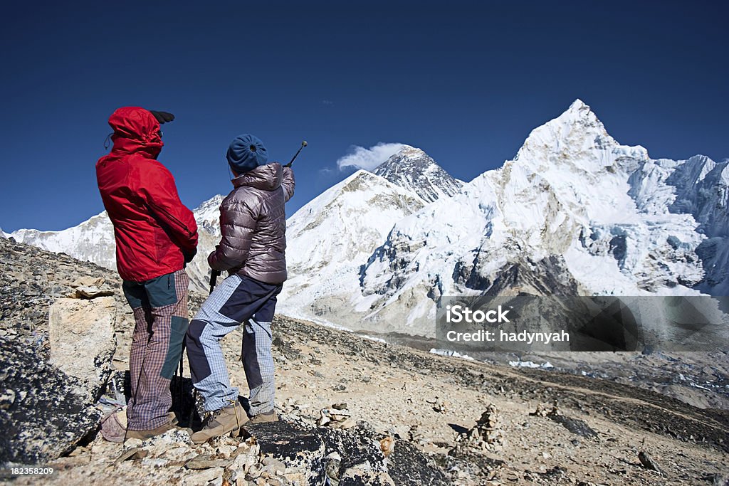 Turista señalando del monte Everest - Foto de stock de Aire libre libre de derechos