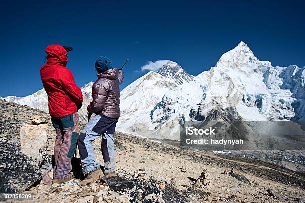 Turista Señalando Del Monte Everest Foto de stock y más banco de imágenes de Aire libre - Aire libre, Aislado, Asia