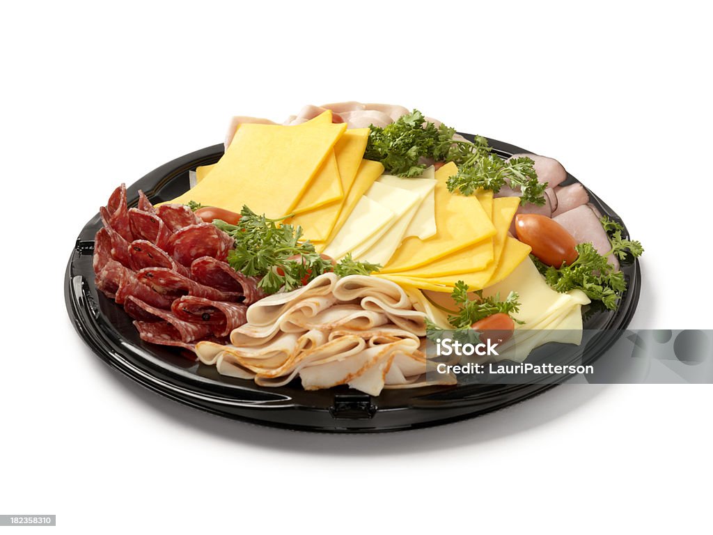 Carne delicatessen y bandeja de quesos - Foto de stock de Bandeja libre de derechos