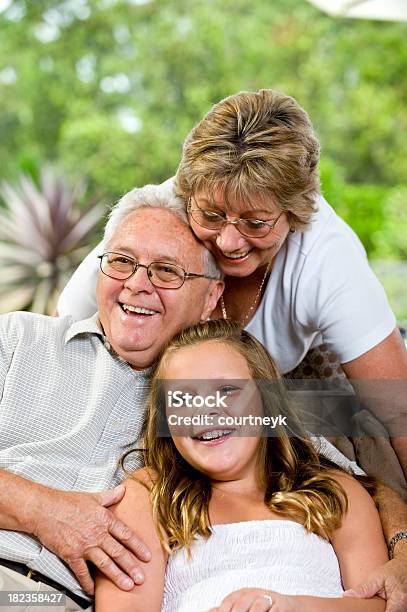 Avós Com Sua Grandaughter Agarrar - Fotografias de stock e mais imagens de Abraçar - Abraçar, Adulto, Alegria