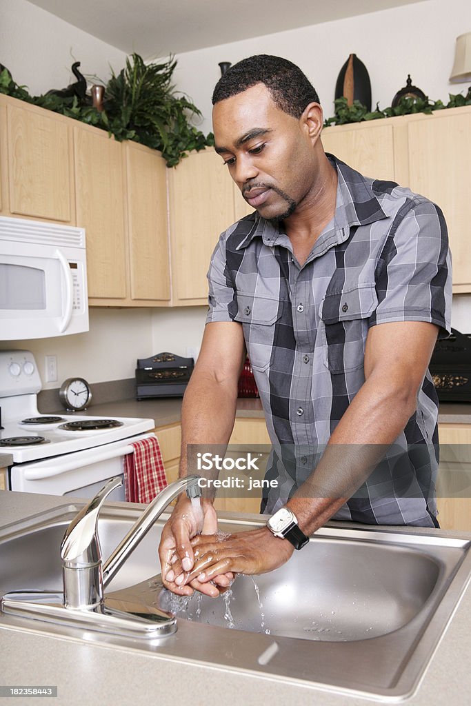 男性手を洗う - キッチンのロイヤリティフリーストックフォト