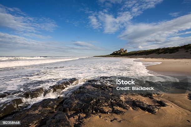 Zamek Bamburgh - zdjęcia stockowe i więcej obrazów Plaża - Plaża, Bamburgh, Northumberland