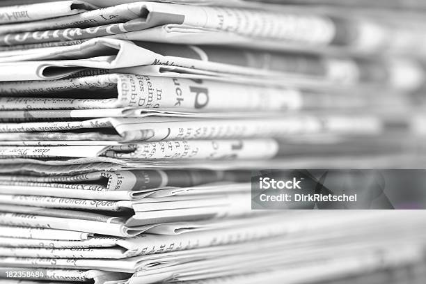 Pilha De Papel - Fotografias de stock e mais imagens de Jornal - Jornal, Meios de Comunicação, Pilha - Arranjo