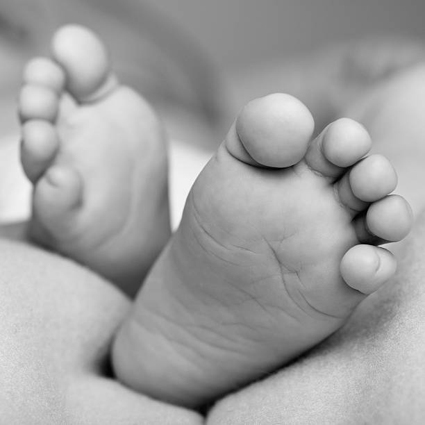 детские ножки (черный и белый - human foot baby black and white newborn стоковые фото и изображения