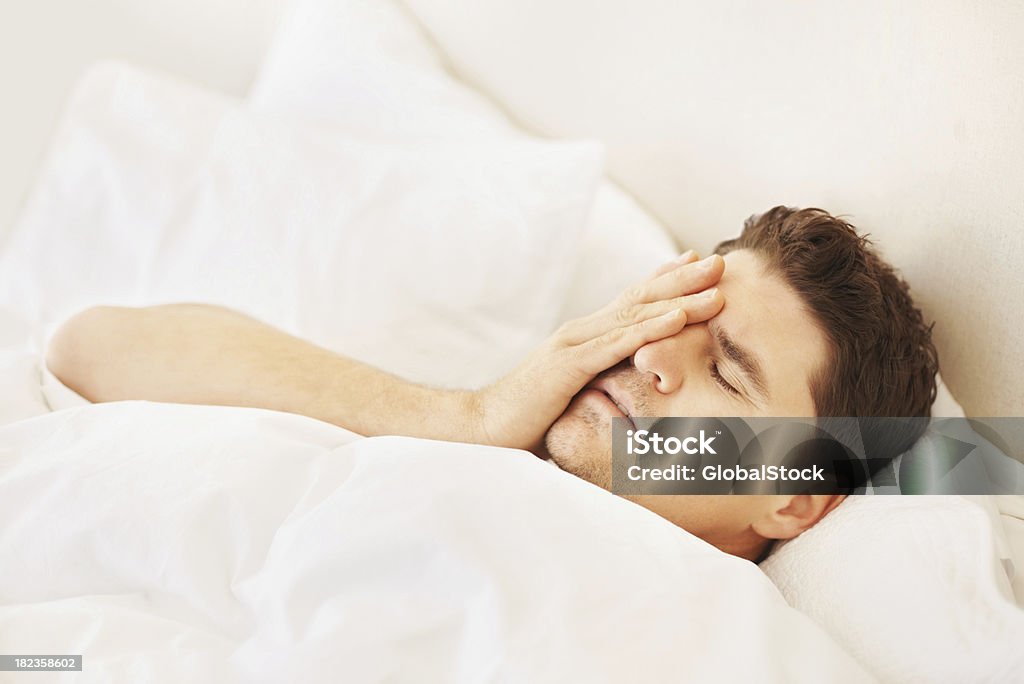 Homem relaxante na cama - Royalty-free 30-34 Anos Foto de stock