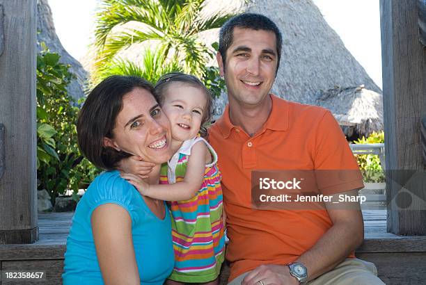 Szczęśliwa Rodzina - zdjęcia stockowe i więcej obrazów 2-3 lata - 2-3 lata, 25-29 lat, 30-34 lata