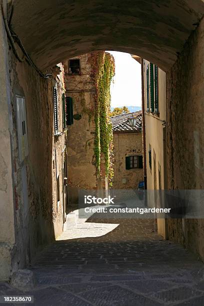 Straße Durch Eine Italienische Vergangenheit Stockfoto und mehr Bilder von Alt - Alt, Blatt - Pflanzenbestandteile, Bogen - Architektonisches Detail