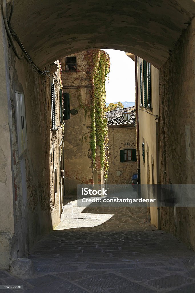 Roadway attraverso un passato italiano - Foto stock royalty-free di Acciottolato