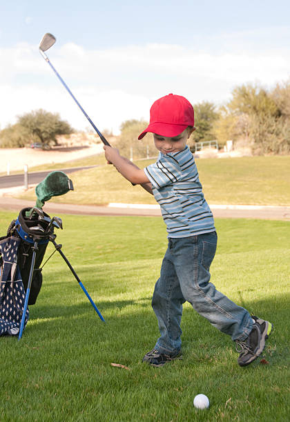 menino balançar golf club - baseball cap cap hat golf hat - fotografias e filmes do acervo