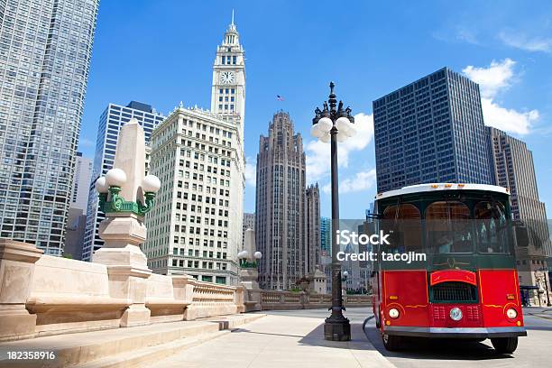 Photo libre de droit de Tramway De Chicago banque d'images et plus d'images libres de droit de Chicago - Illinois - Chicago - Illinois, Drapeau, Wacker Drive