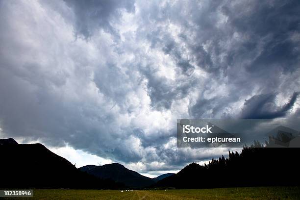 폭풍 통해 야생지대 상륙용 스트립형 0명에 대한 스톡 사진 및 기타 이미지 - 0명, 공항, 구름 풍경