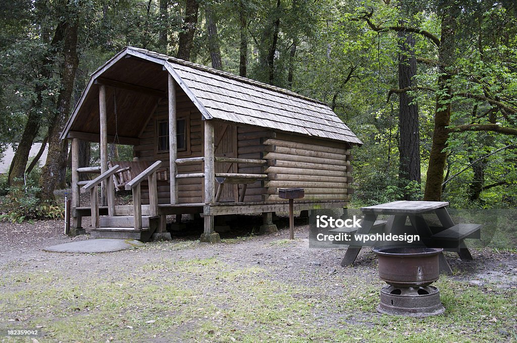 Rustico camp cabina - Foto stock royalty-free di Vecchio