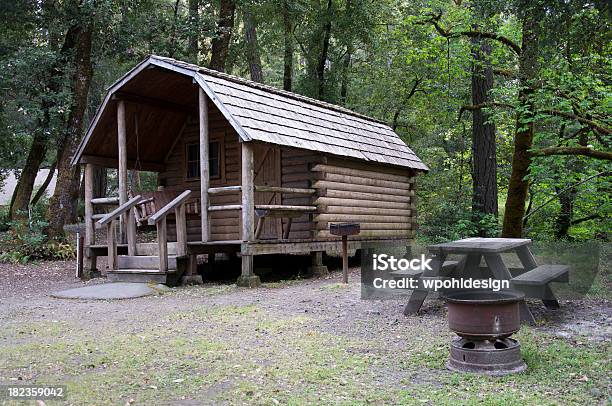 Rustico Camp Cabina - Fotografie stock e altre immagini di Vecchio - Vecchio, Campeggiare, Capanna di legno