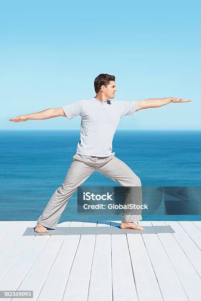 Mitte Erwachsenen Mann Üben Yoga Passform Stockfoto und mehr Bilder von 30-34 Jahre - 30-34 Jahre, Aktiver Lebensstil, Ein Mann allein