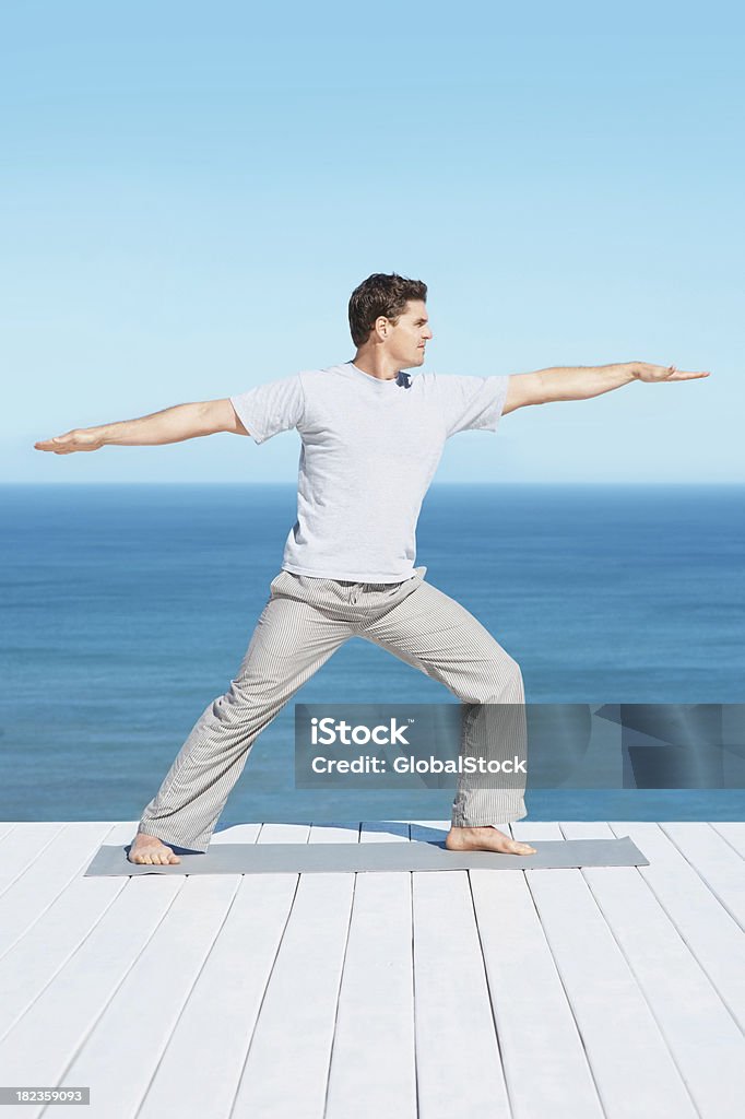 Metà adulto uomo di praticare yoga taglio - Foto stock royalty-free di 30-34 anni