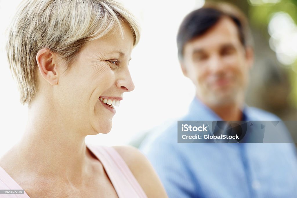 Mulher sorridente com o marido na parte de trás - Royalty-free 30-34 Anos Foto de stock