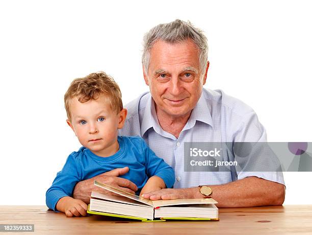 Felice Nonno Con Suo Nipote - Fotografie stock e altre immagini di Nipote maschio - Nipote maschio, Nonno, Sfondo bianco