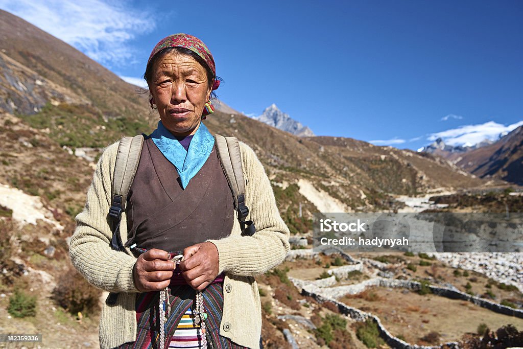 Nepalese donna con Collana Rosario - Foto stock royalty-free di Adulto